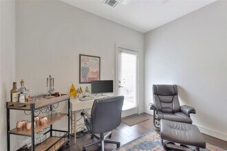 3210 N MacGregor Way in Houston, TX - Building Photo - Building Photo