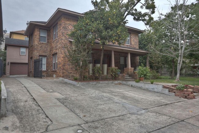 1334 Pierce St in Houston, TX - Building Photo - Building Photo