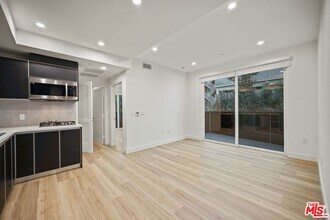 951 Ogden Dr in Los Angeles, CA - Foto de edificio - Building Photo