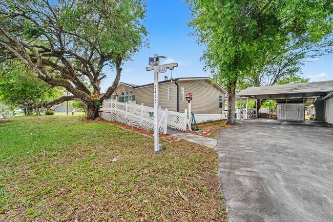 6433 Orris St in Zephyrhills, FL - Building Photo - Building Photo