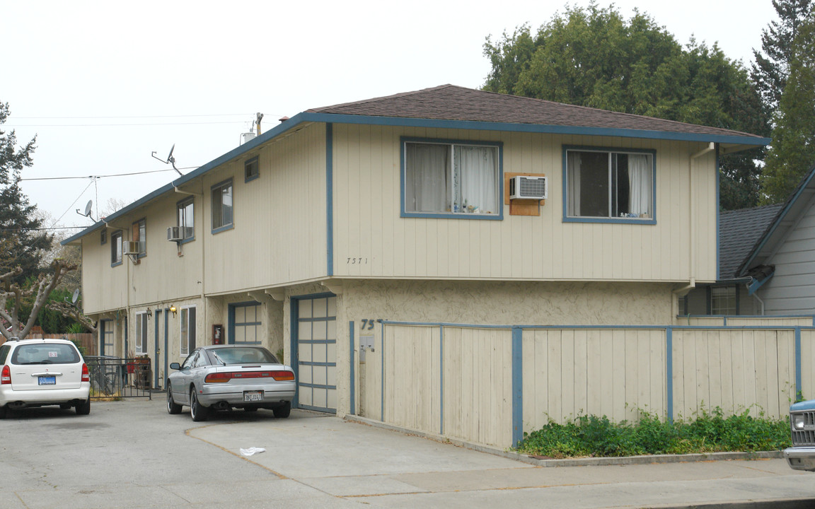 7571 Rosanna Street in Gilroy, CA - Building Photo