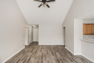 6987 Country Walk Dr in Cordova, TN - Foto de edificio - Building Photo