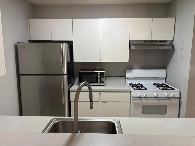 18101 NW 68th Ave, Unit D2xx in Hialeah, FL - Foto de edificio - Building Photo