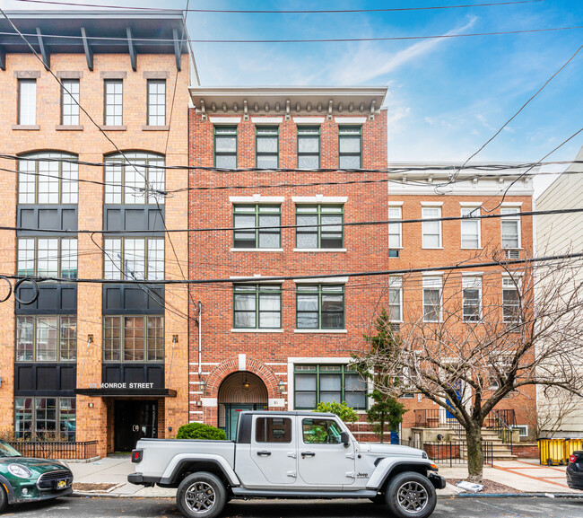 81 Monroe St in Hoboken, NJ - Foto de edificio - Building Photo