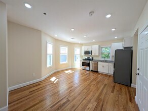 22 Holyoke Rd, Unit 2 in Somerville, MA - Building Photo - Building Photo