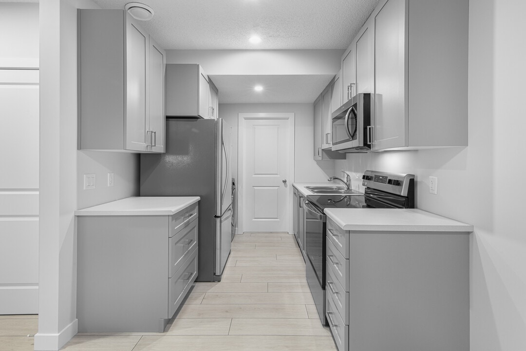 1439 Cherniak Way SW in Edmonton, AB - Building Photo