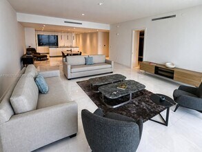 300 Biscayne Blvd Way in Miami, FL - Building Photo - Building Photo