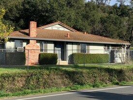 30290 River Rd in Cloverdale, CA - Building Photo