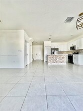 10926 W 33rd Way in Hialeah, FL - Foto de edificio - Building Photo