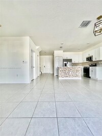 10926 W 33rd Way in Hialeah, FL - Building Photo - Building Photo