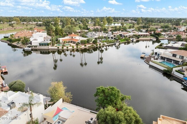 property at 7613 E Vía Del Reposo