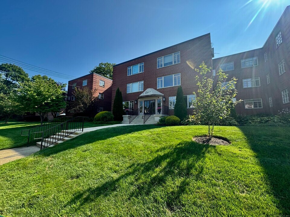 30 Outlook Ave in West Hartford, CT - Building Photo