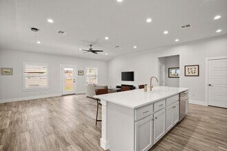 9825 Evening Canopy Dr in Manor, TX - Building Photo - Building Photo