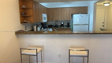 5000 NW 79th Ave in Doral, FL - Foto de edificio - Building Photo