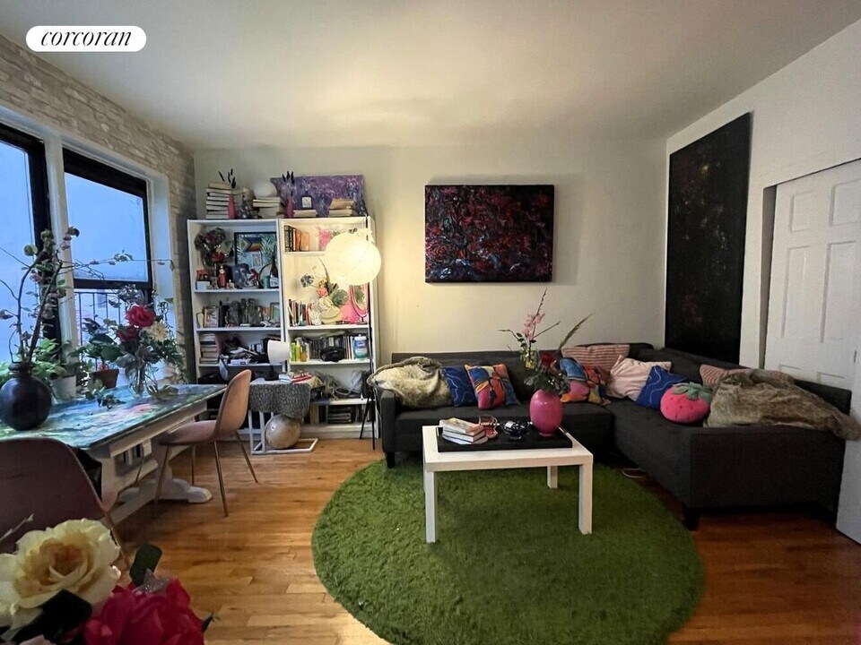 261 E 71st St in New York, NY - Building Photo