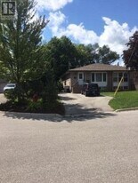 24 Hillview Dr in Newmarket, ON - Building Photo