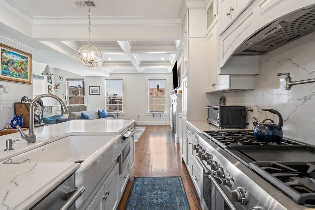 44 Woodward St in Boston, MA - Building Photo