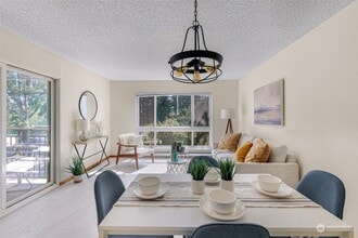 5844 NE 75th St, Unit A216 in Seattle, WA - Building Photo - Building Photo