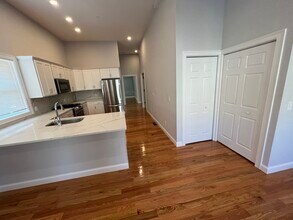 116 Cross St, Unit 2 in Somerville, MA - Foto de edificio - Building Photo
