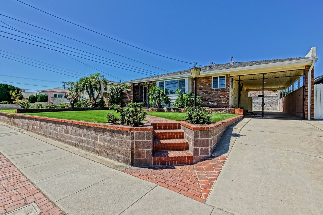 13775 Ramona Ave in Hawthorne, CA - Building Photo