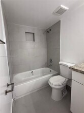 8343 Lake Dr in Doral, FL - Foto de edificio - Building Photo