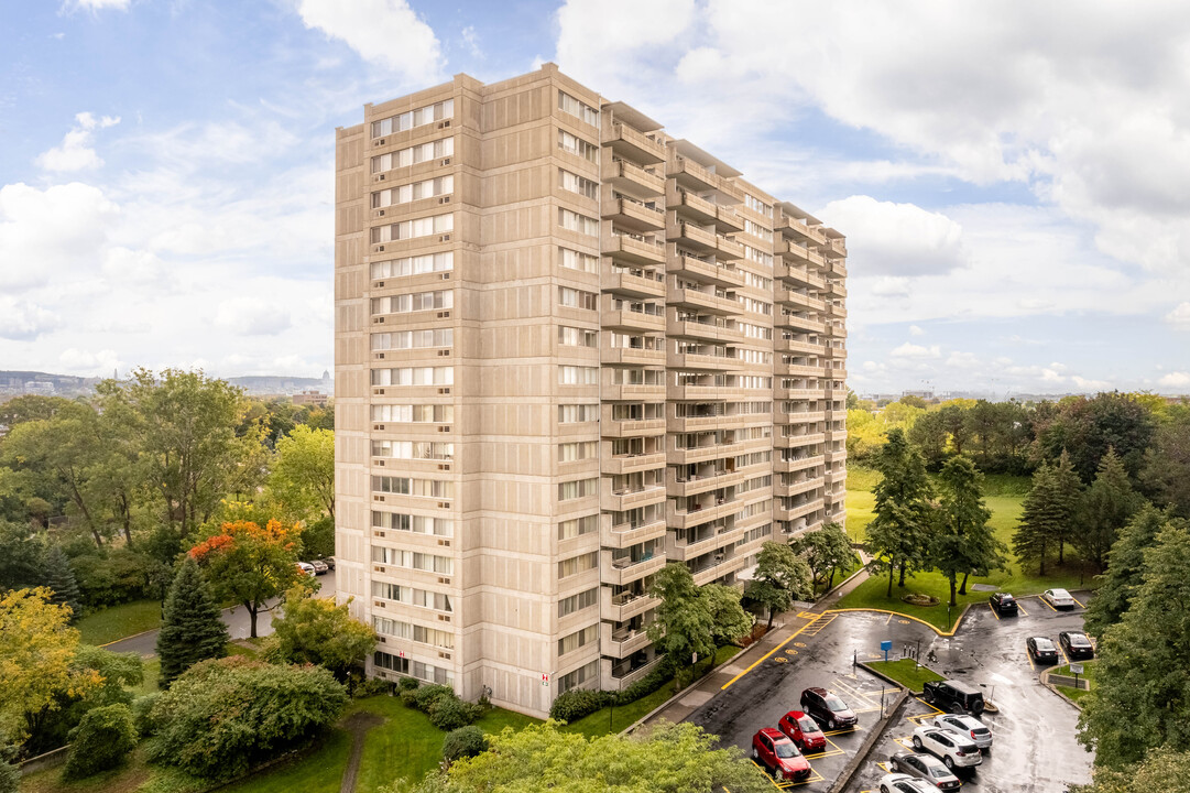 Manoir IV in Montréal, QC - Building Photo