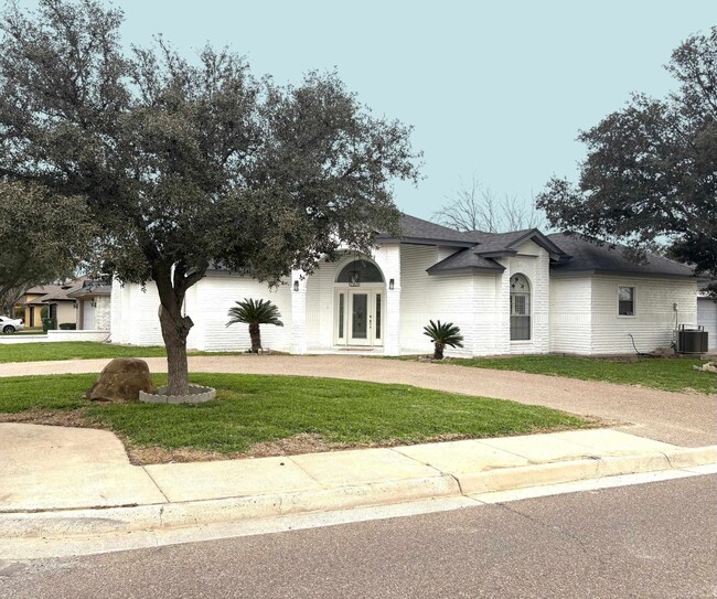 1801 Lemonwood Dr in Laredo, TX - Building Photo - Building Photo