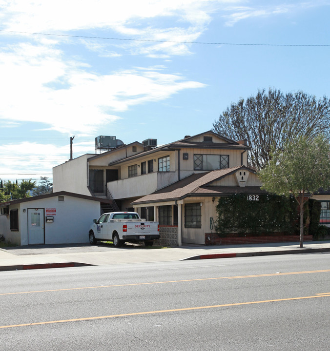 1832 W Burbank Blvd in Burbank, CA - Building Photo