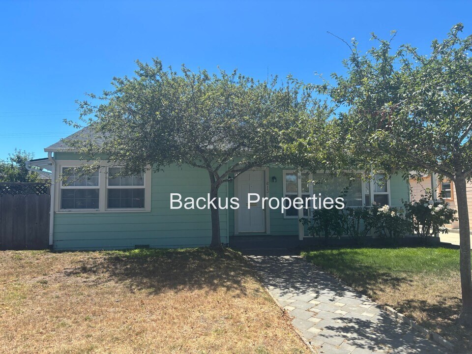 613 W Curtis St in Salinas, CA - Foto de edificio