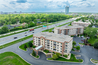 Essex Place East in Elmhurst, IL - Building Photo - Building Photo