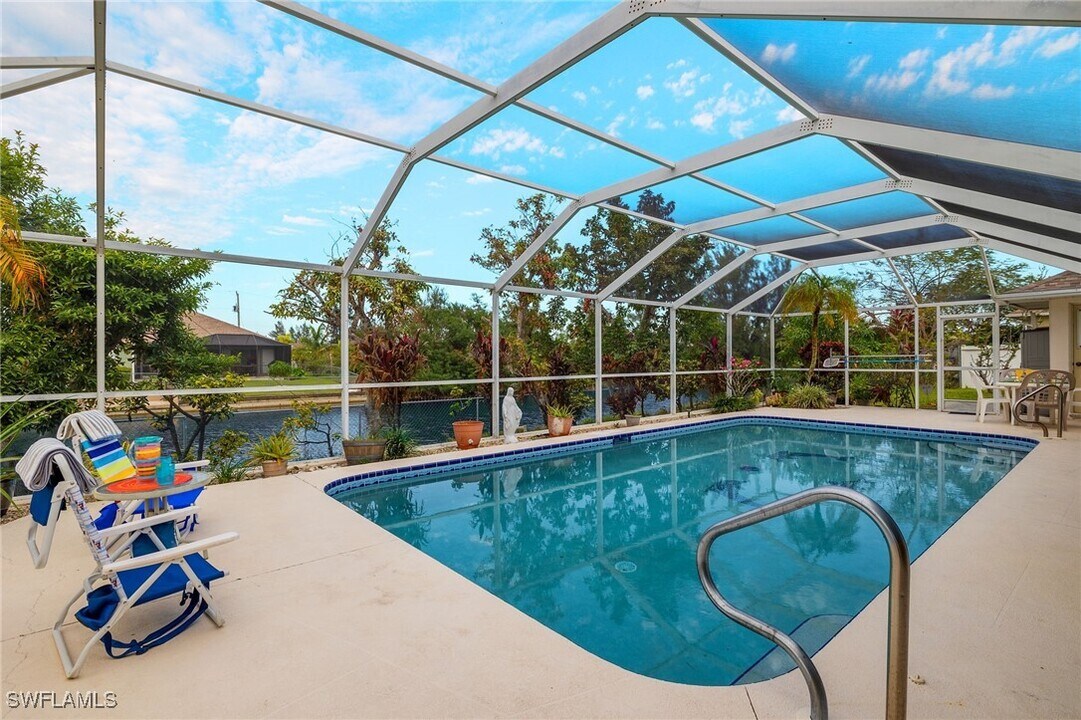 2138 SE 5th Pl in Cape Coral, FL - Foto de edificio
