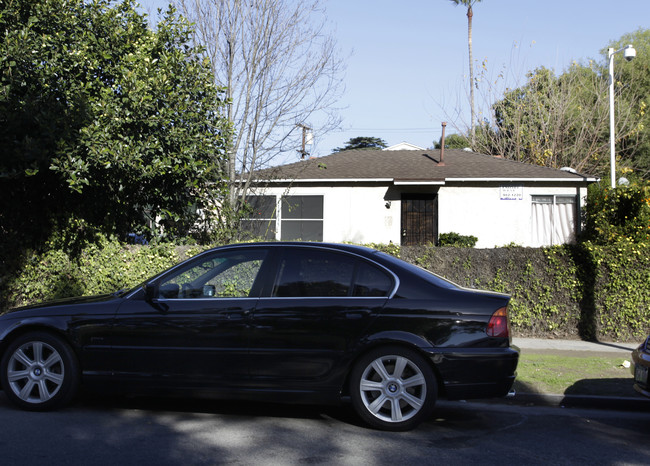 14335 Sylvan St in Van Nuys, CA - Foto de edificio - Building Photo