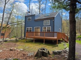 362 Somerset Dr in East Stroudsburg, PA - Building Photo
