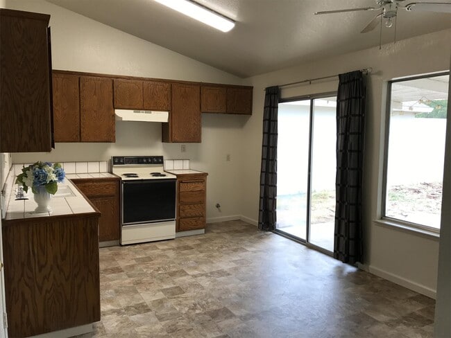 3716 Terneuzen Ave in Modesto, CA - Building Photo - Building Photo