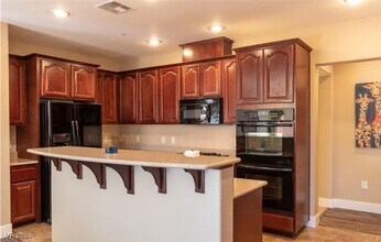 7215 Moonraker Ave in Las Vegas, NV - Building Photo - Building Photo