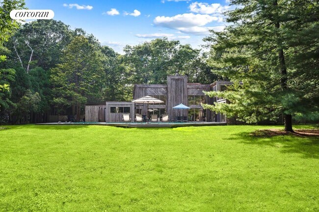 26 Woodland Way in Quogue, NY - Foto de edificio - Building Photo