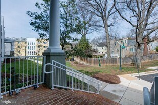 4061 S Four Mile Run Dr in Arlington, VA - Building Photo