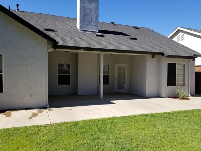 2153 E Poppy Hills Dr in Fresno, CA - Building Photo - Building Photo