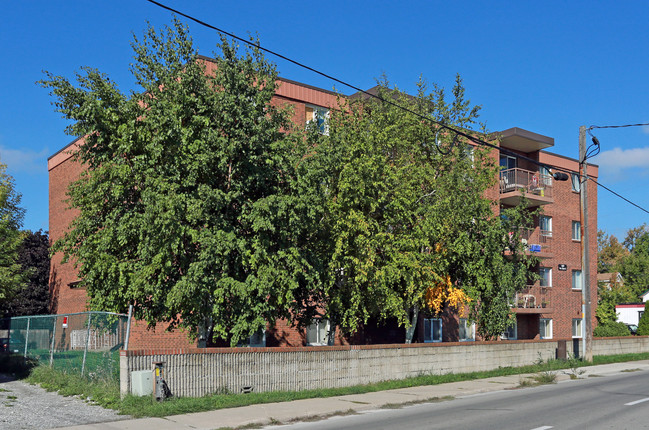 Leaside Court in St Catharines, ON - Building Photo - Primary Photo