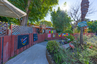 924 Marco Pl in Venice, CA - Building Photo - Building Photo