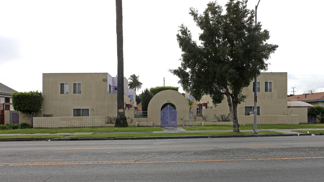 730 E Adams Blvd in Los Angeles, CA - Building Photo - Building Photo