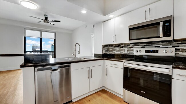 110 N Federal Hwy in Fort Lauderdale, FL - Foto de edificio - Building Photo