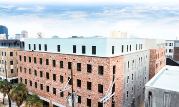 1300 OCH at H3C Apartments in New Orleans, LA - Foto de edificio - Building Photo