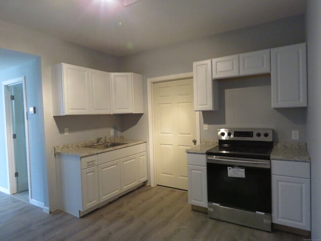 11 Kathryn Ct in Waterford, CT - Building Photo - Building Photo