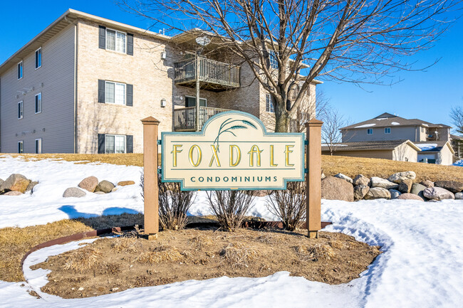 Foxdale Condominiums in Urbandale, IA - Building Photo - Building Photo