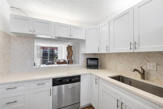 5300 NE 24th Terrace, Unit 425 in Fort Lauderdale, FL - Foto de edificio - Building Photo