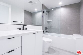 11800 Courtleigh Dr in Los Angeles, CA - Building Photo - Building Photo