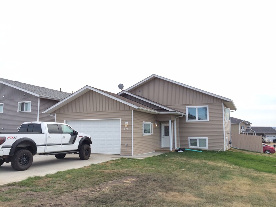 805-888 88 Ave in Dawson Creek, BC - Building Photo