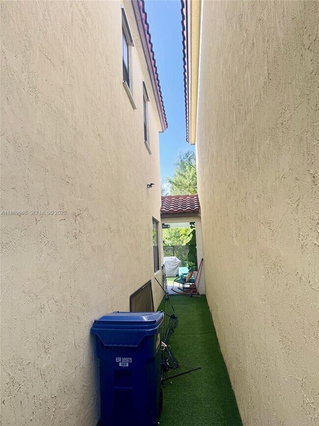 10300 NW 70th Terrace in Doral, FL - Building Photo - Building Photo