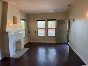 630 W Gramercy Pl in San Antonio, TX - Building Photo - Building Photo